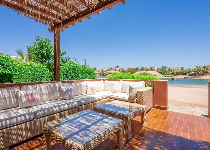 Italian Compound 3br Townhouse Lagoon-front Terrace & Direct Access, El Gouna בית נופש
