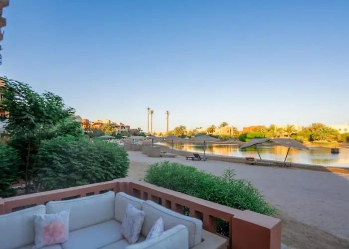 Italian Compound 3br Townhouse Lagoon-front Terrace & Direct Access, El Gouna בית נופש